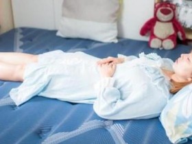 夫妻亲热的时候垫个枕头是不是更深  背后真相实在让人惊愕【365娱乐资讯网】