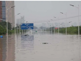 涿州积水逼近红绿灯 救援艇穿梭【365娱乐资讯网】