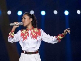 徐佳莹在《歌手当打之年》舞台上演唱歌曲《言不由衷》，感动众人【365娱乐资讯网】