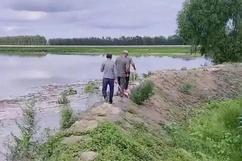 两男子挖堤坝灌溉玉米地瞬间被淹 背后真相实在让人惊愕【365娱乐资讯网】