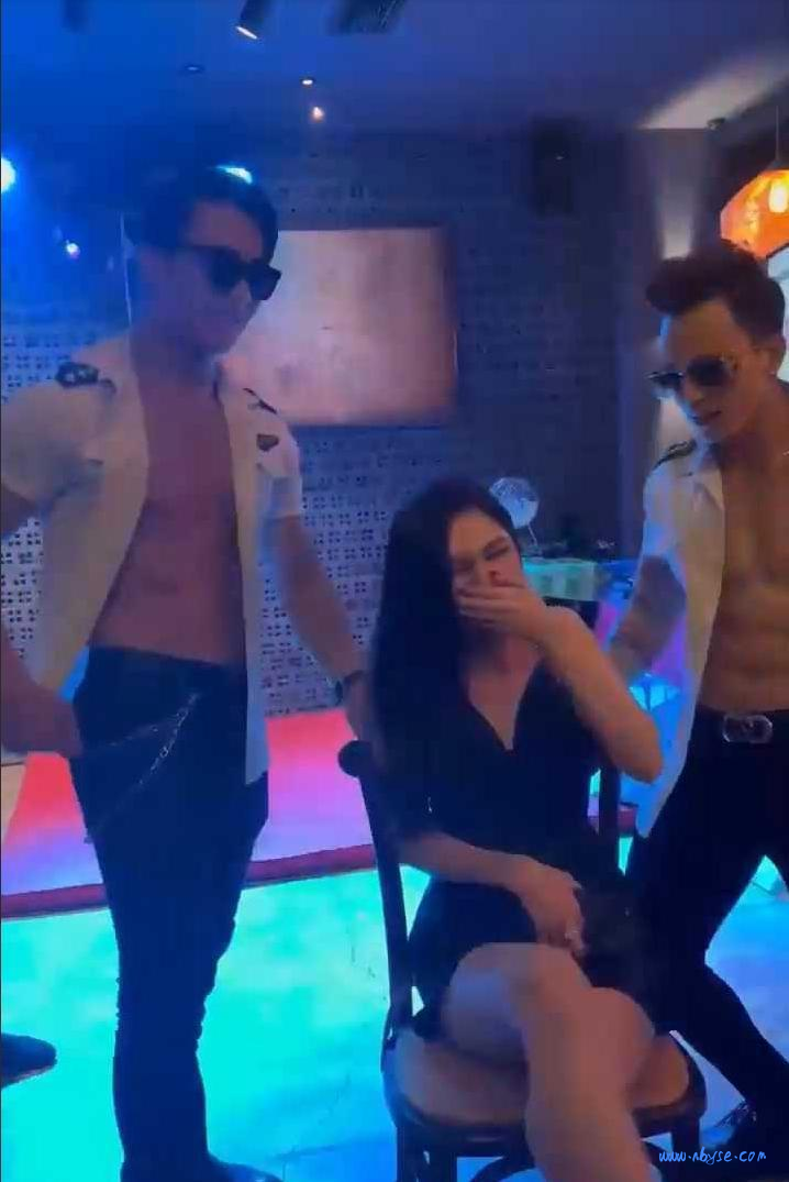 富婆的快乐你想象不到&#8211;看年轻富婆与她的男友们的夜晚！