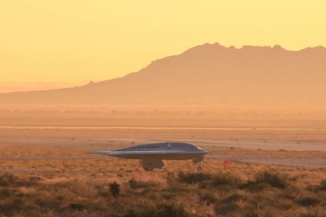 该判几年？B-21匿踪轰炸机首飞画面曝光航空迷抢拍「飞翼」展翅