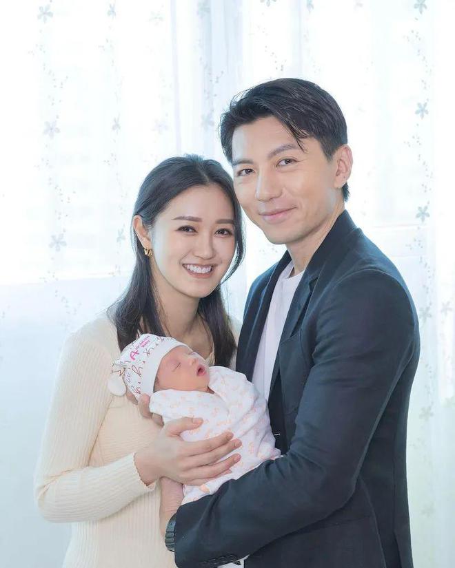 袁伟豪张宝儿大晒儿子满月照！人如其名：嘴巴袁袁眼仔碌碌