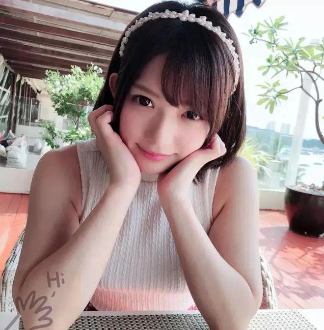 暗黑女神麻里梨夏：四度改名终逆袭，钢铁萝莉如何炼成？