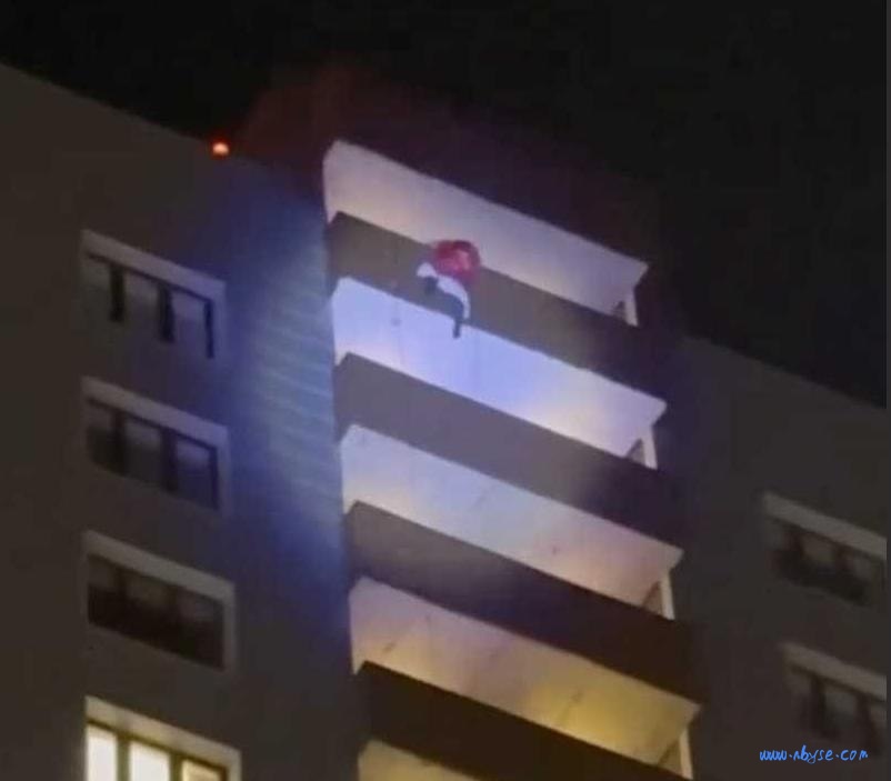 身着圣诞老人服装 想要给孩子一个惊喜 不慎从24楼坠落当场身亡