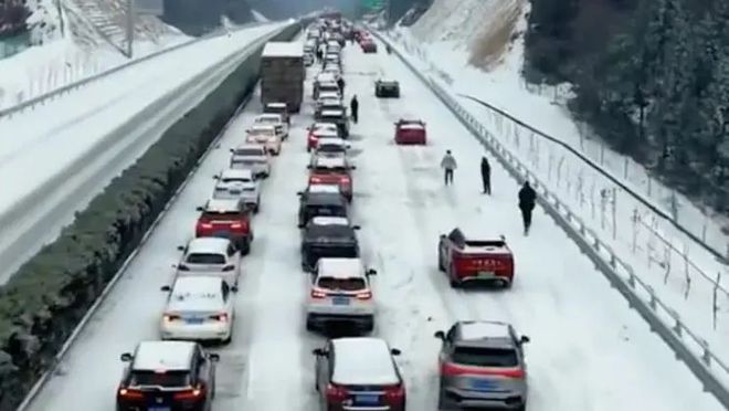 内地男自驾返乡下过年　暴雪塞车6日5夜吃光年货　网民：唔抵可怜