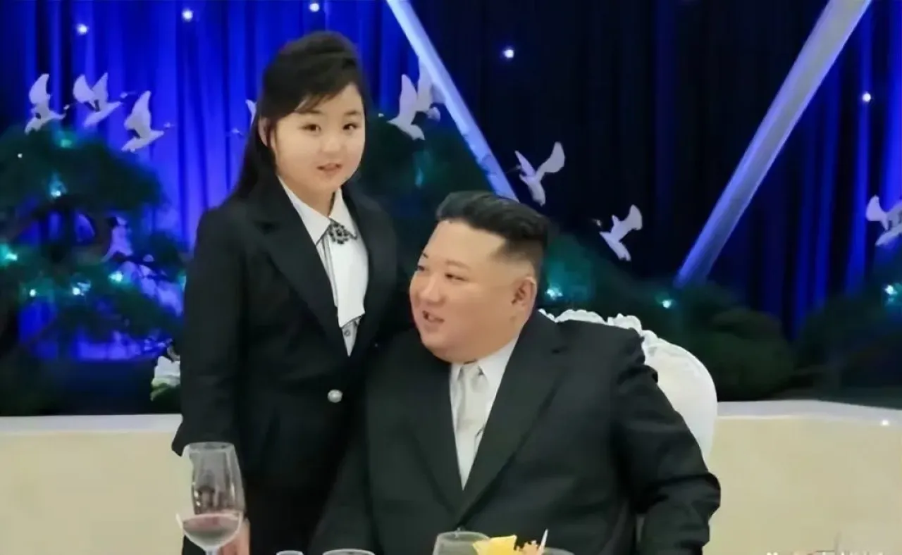 朝鲜10岁第一千金再露面，与母亲气质截然不同，透露的信号不容忽视