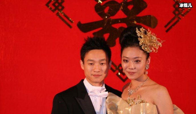 杨威一家五口甜蜜送祝福，双胞胎女儿古灵精怪