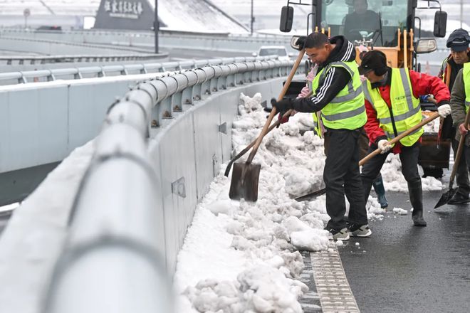 春运遇15年最强雨雪返乡驾驶人困公路2昼夜、吃光车上年货