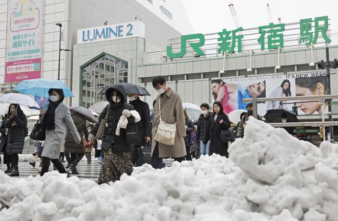 东京大雪警报各地积雪降雪隔天学企鹅走路更安全