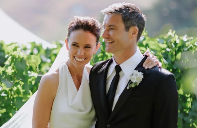 新西兰前总理完婚一袭象牙白礼服灿笑嫁5岁女儿的爹