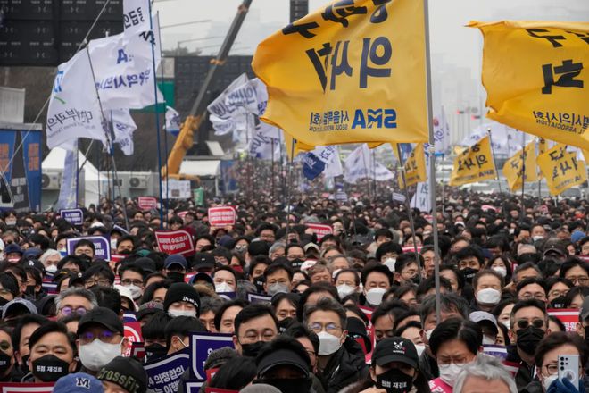 韩医协率4万人上街挺实习住院医生抗议医学院扩招