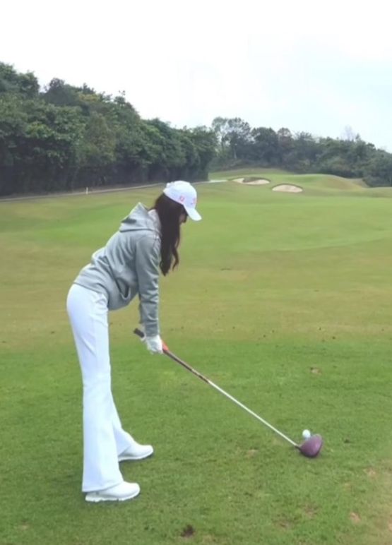 30岁TVB小花升富贵人妻后秀Golf！近照曝光美貌升级变方媛？