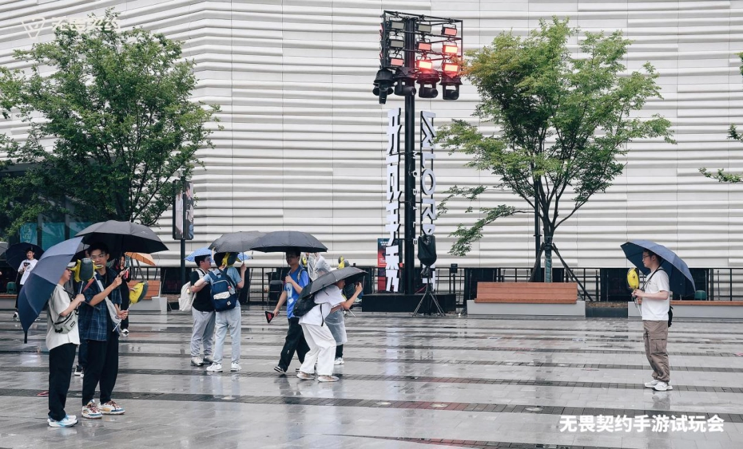 谁家游戏开试玩会，还要在台上搭一个可动的巨型机器人？