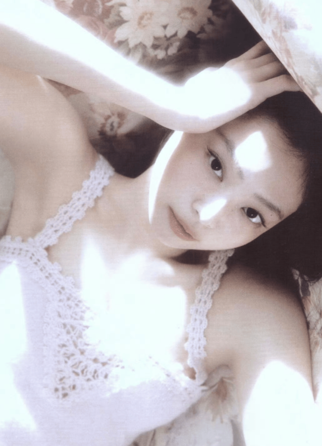 Jennie身穿小吊带纯欲十足 小露蛮腰身材傲人