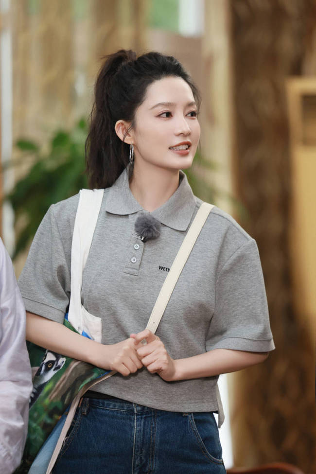 李沁扎高马尾搭配金属耳环 笑容明媚元气满满【365娱乐资讯网】