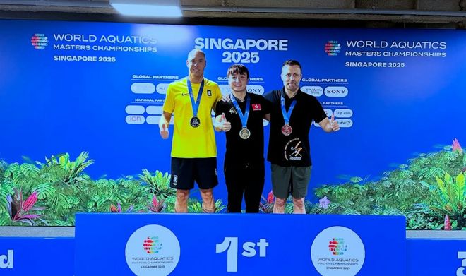 恭喜！45岁香港男星勇夺世锦赛游泳金牌！太太怀上女儿堪称双喜临门