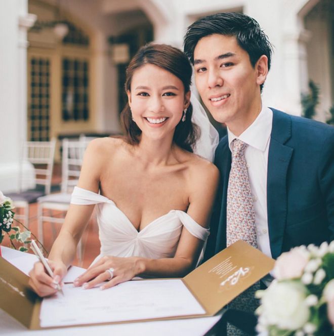 前港姐大晒婚照庆祝结婚9周年！曾备受力捧却突然退圈！生两女身形纤瘦如少女