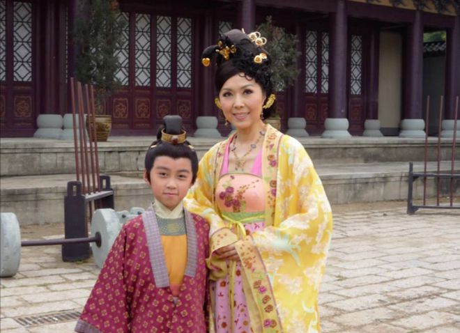 TVB两大童星17年后再同框！“小刘三好”长成文青美女！公开呼吁“小金玲”现身！
