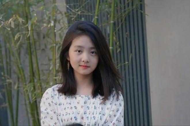 黄磊女儿黄多多机场路透，被赞星二代里星味最强，多部作品将播出