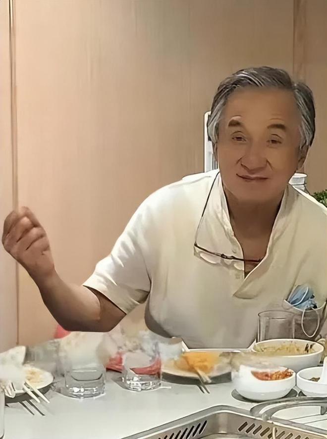 成龙近照曝光，头发花白双眼凹陷，被挖出曾与释永信关系十分亲密