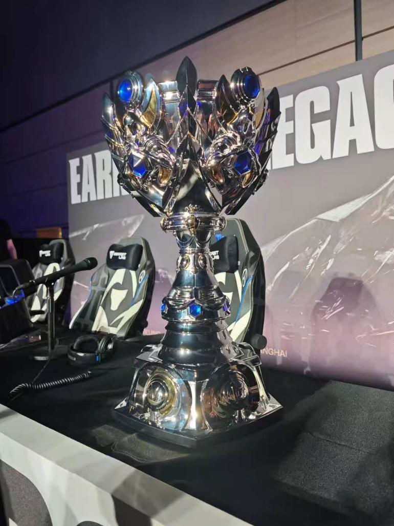 所有跟《英雄联盟》有关的故事，都将与Faker相遇