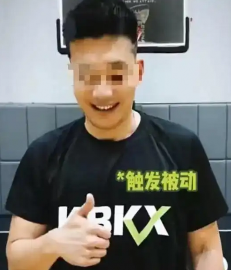 现在外网最流行的擦边挑战，是用鼙鼓怼着镜头比心【365娱乐资讯网】