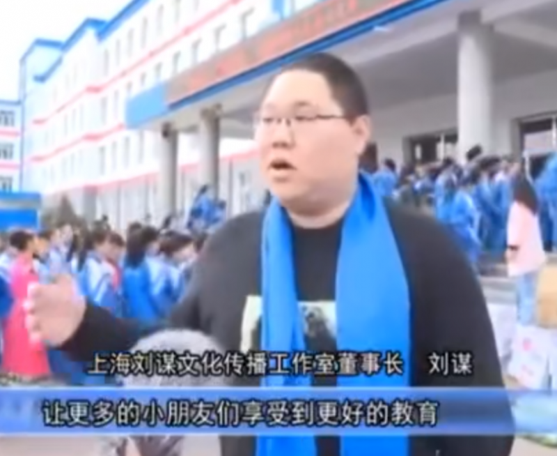给老人吃死螃蟹、给小孩吃沾泥爆米花，“慈善家”流动小厨坏事做尽【365娱乐资讯网】