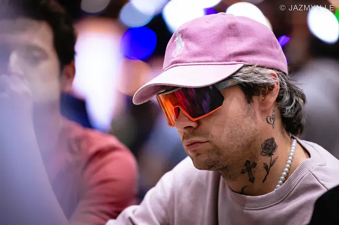 【EV扑克】离谱！读牌百分百正确却直接出局，WSOP主赛事这手英雄跟注看懵全场