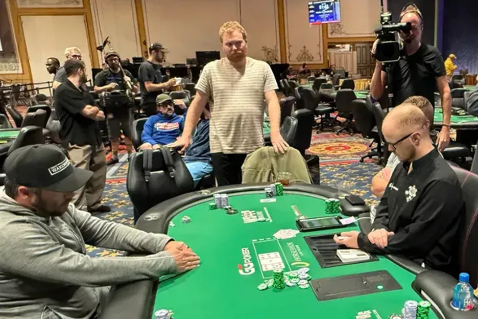 【EV扑克】WSOP主赛事“拖时间门”：为躺赚2万美金，他磨了整整17分钟